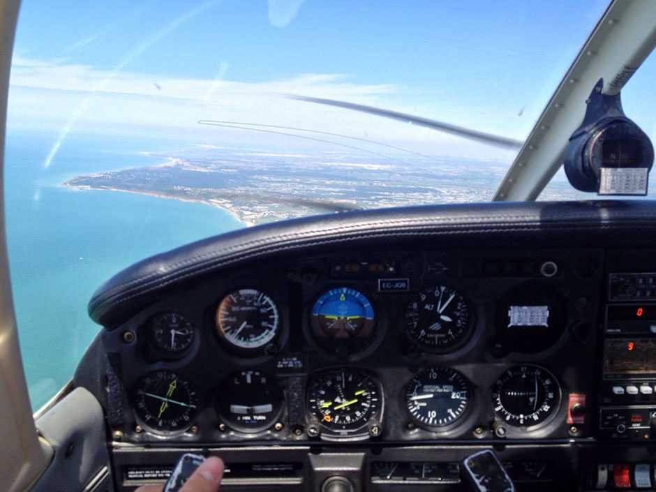 Im Cockpit eines Flugzeugs | Credit: iStock.com/Solracmora