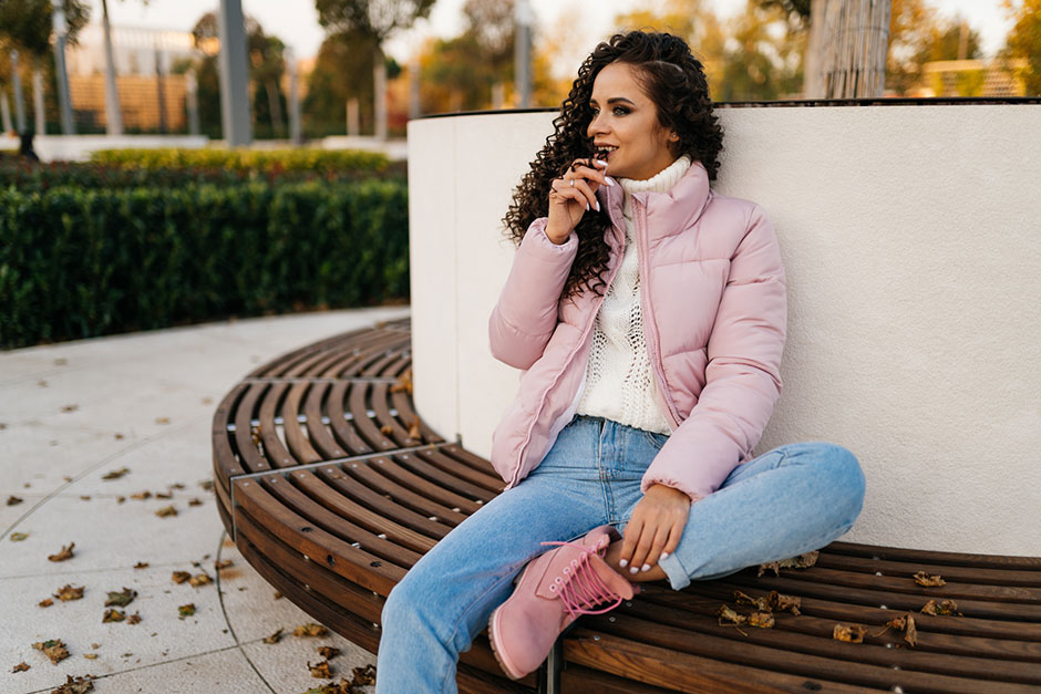Junge Frau in roséfarbener Puffer Jacket | Credit: iStock.com/Anastasia Nelen