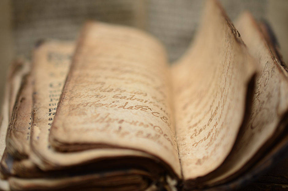 Alte beschriebene Seiten aus Pergament | Credit: iStock.com/BlackQuetzal