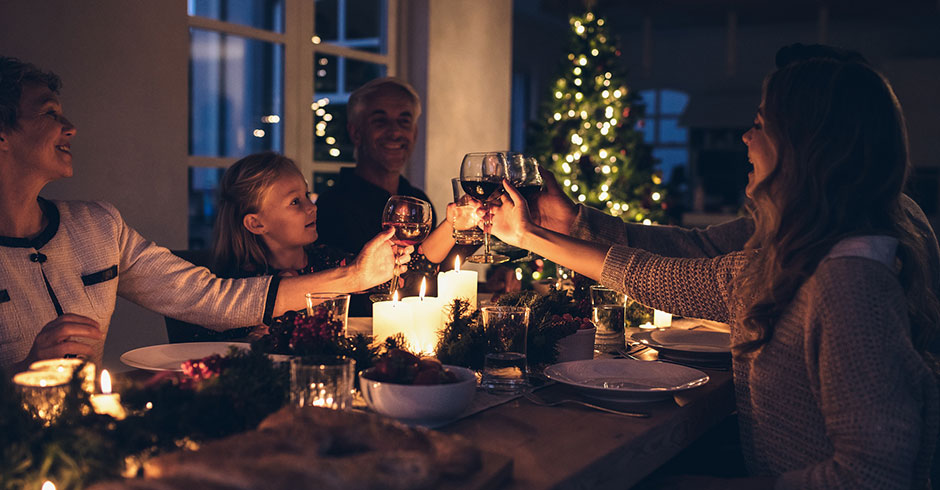 Glückliche Familie feiert Weihnachten | Credit: iStock.com/jacoblund