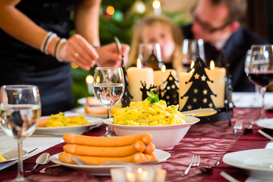 Frankfurter und Salat als Weihnachtsmenü | Credit: iStock.com/kzenon