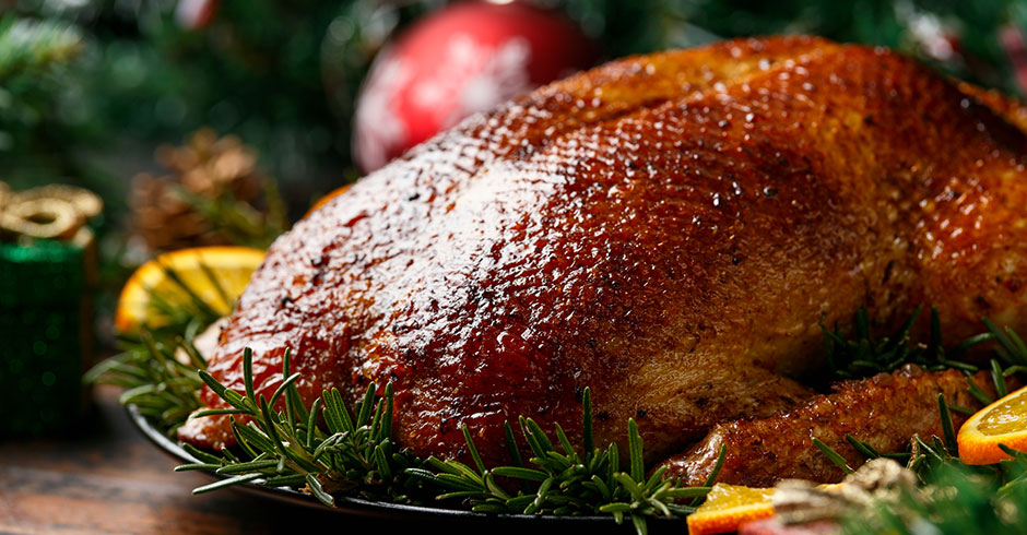 Gebratene Ente auf dem weihnachtlich gedeckten Tisch | Credit: iStock.coM/DronG