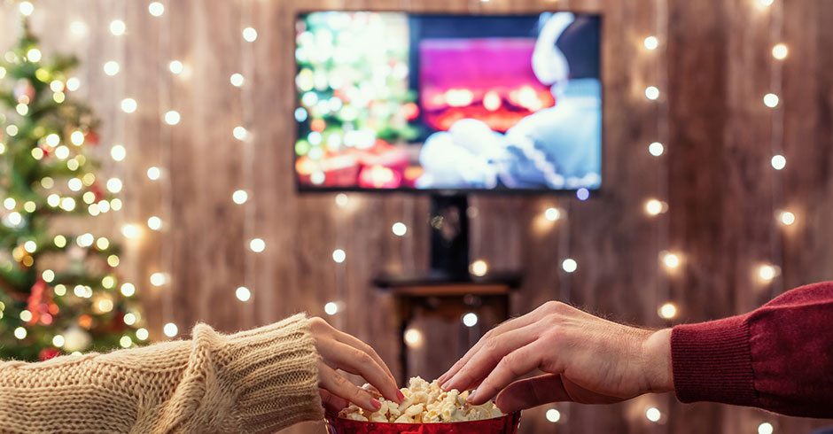 Paar sieht zu Weihnachten fern und sieht dabei fern | Credit: iStock.com/FTiare