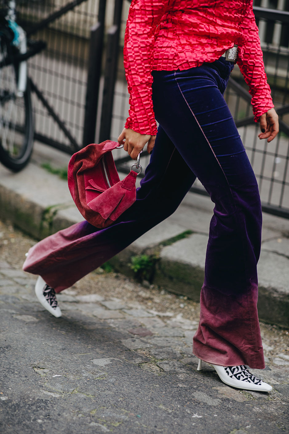 Junge Frau in leger sitzender Hose | Credit: Claire Guillon / Camera Press / picturedesk.com