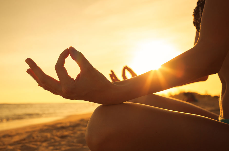 Morgendliche Yoga-Einheit am Strand | Credit: iStock.com/kieferpix