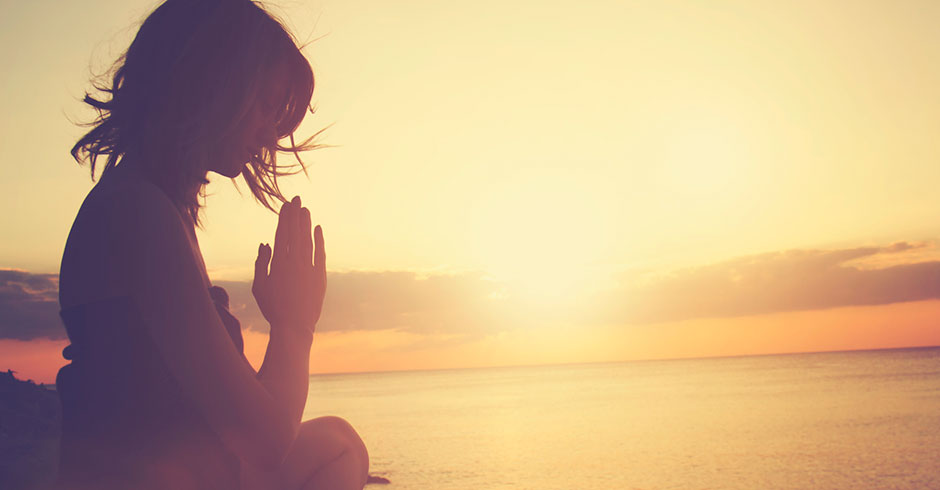 Beim beim morgendlichen Yoga am Strand | Credit: iStock.com/KristinaJovanovic