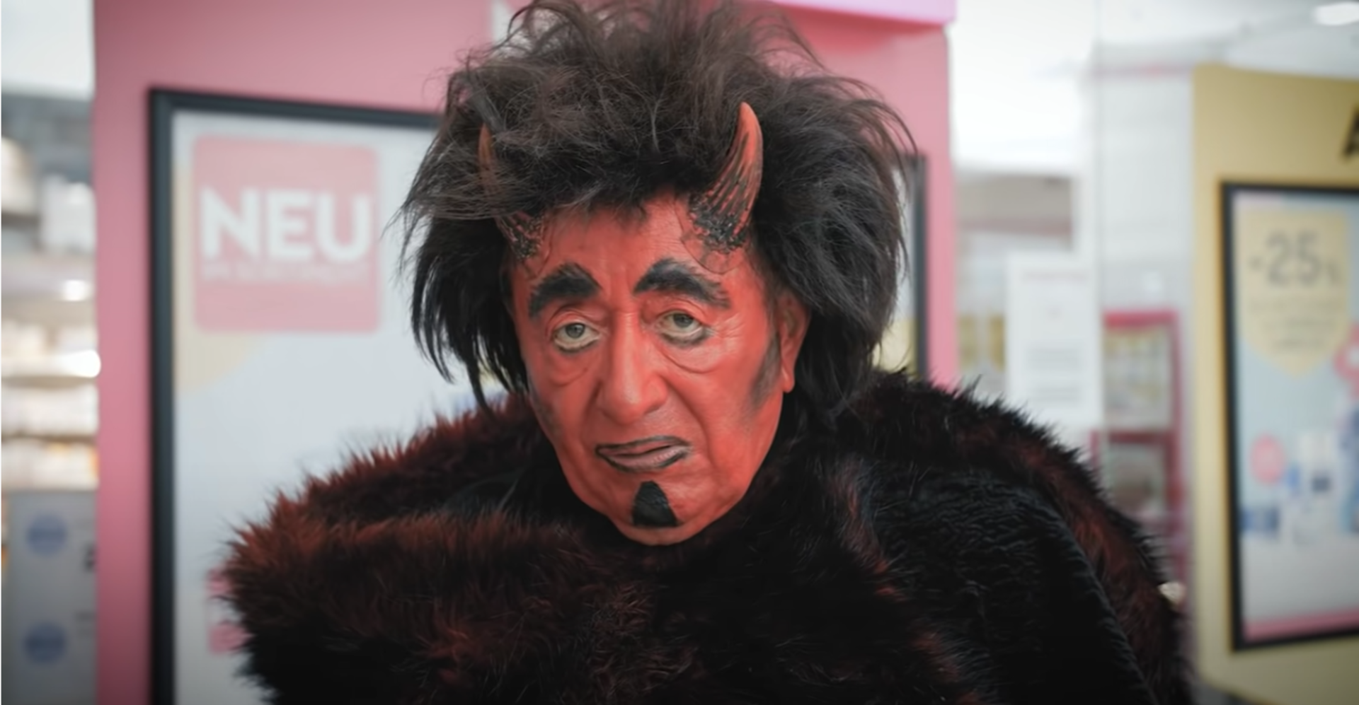 Lugner als Krampus unterwegs