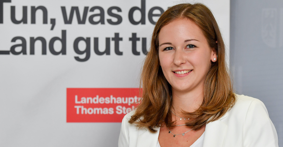 Ein Porträtfoto von Claudia Plakolm