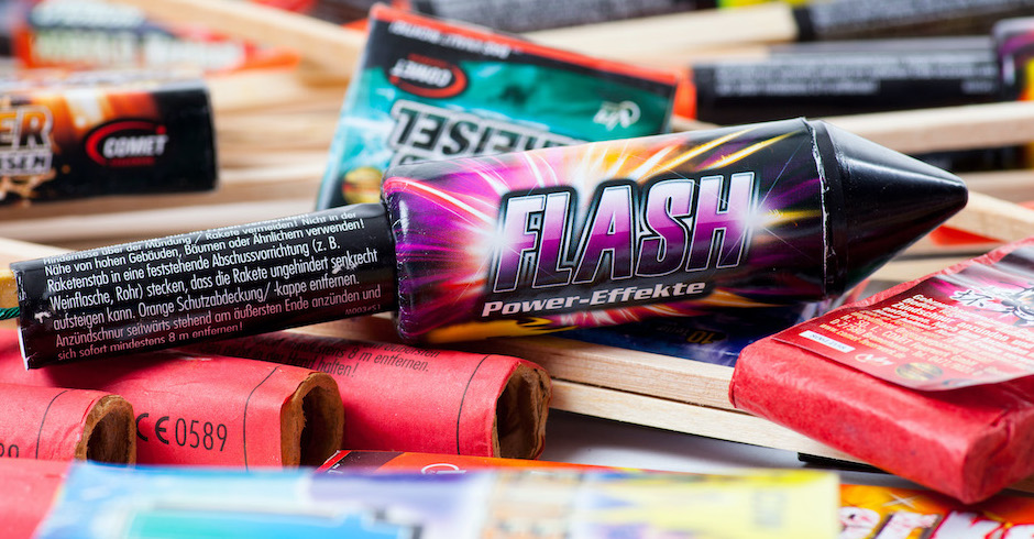 Ein Mix von verschiedenen Silvesterraketen, Boellern und sonstigen Feuerwerkskoerpern liegt auf einem Haufen