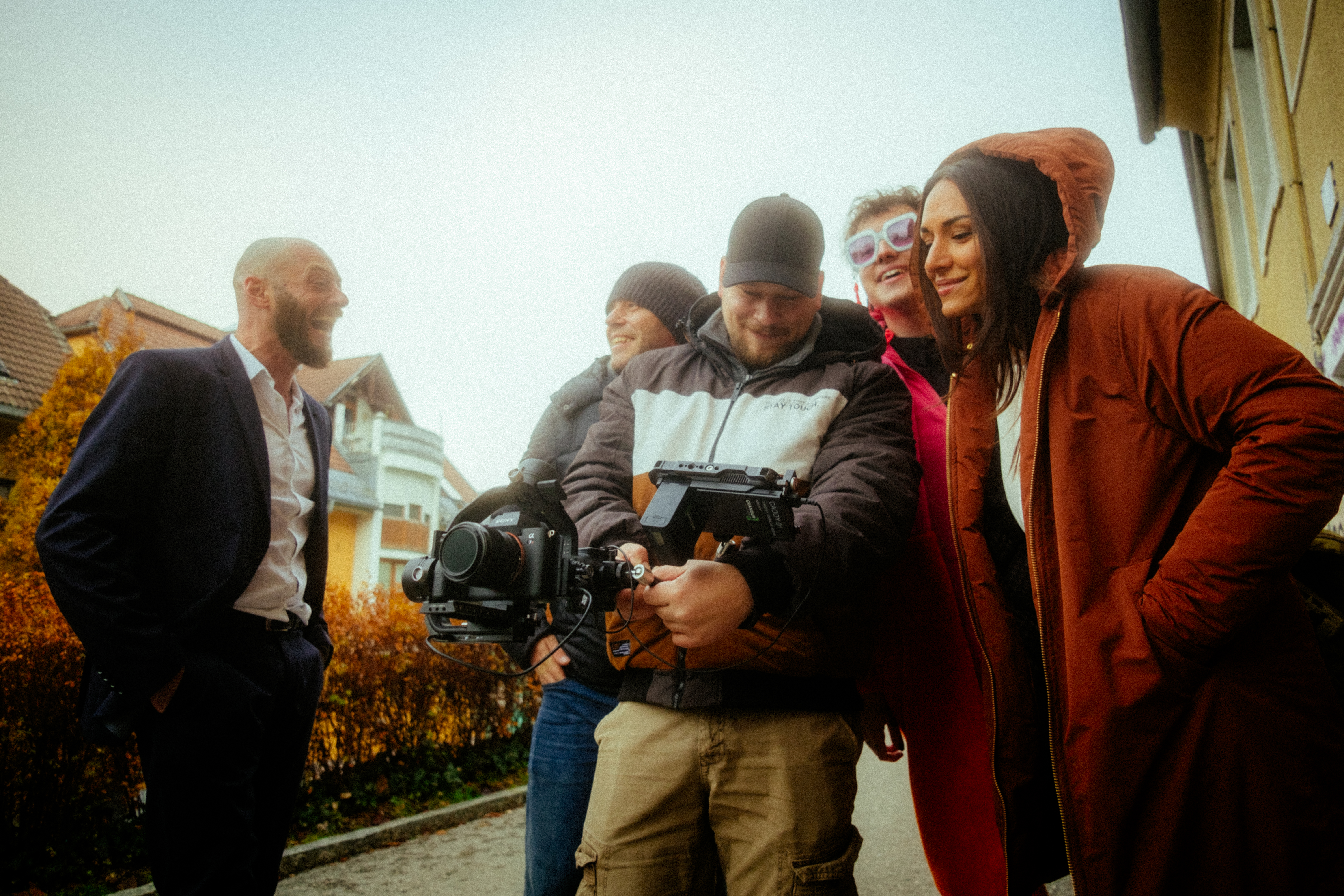 Die Filmcrew des Tourismusclips begutachtet während einer Drehpause einen Kamerabildschirm