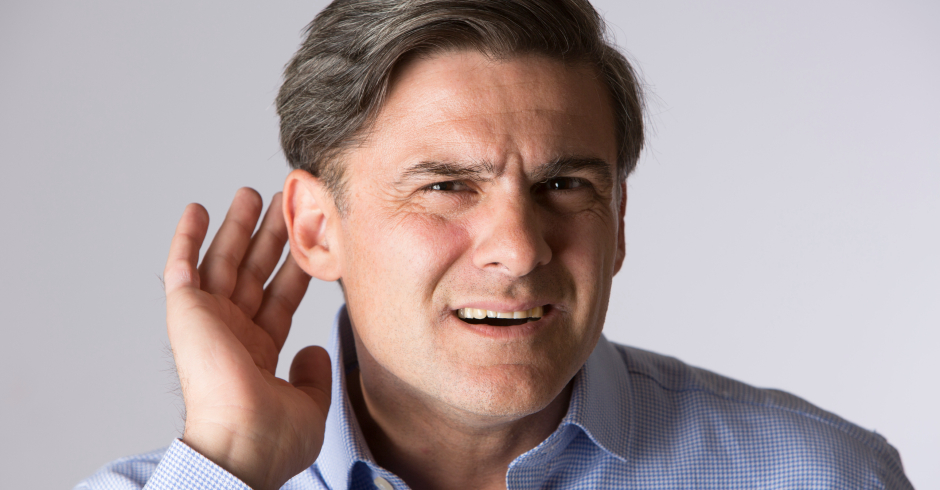 Mann fasst sich an Ohr | Credit: iStock.com/Daisy-Daisy