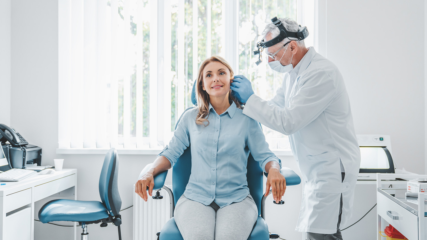 Frau beim HNO-Arzt | Credit: iStock.com/Inside Creative House