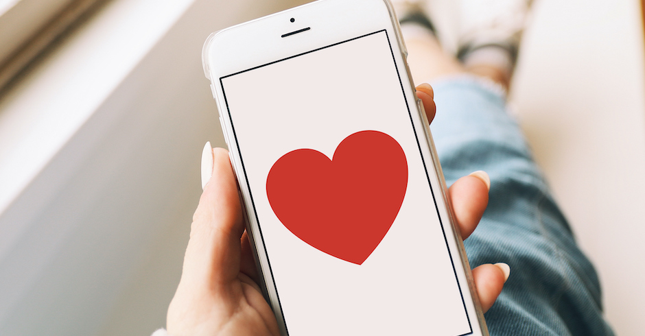 Handy mit rotem Herzen am Display | Credit: iStock.com/andbjo