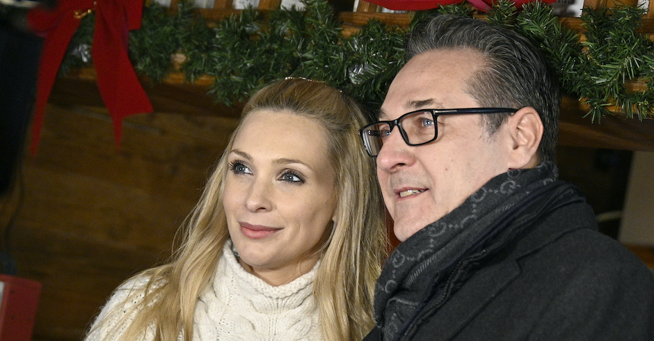 Porträt des Paares auf einem Weihnachtsmarkt