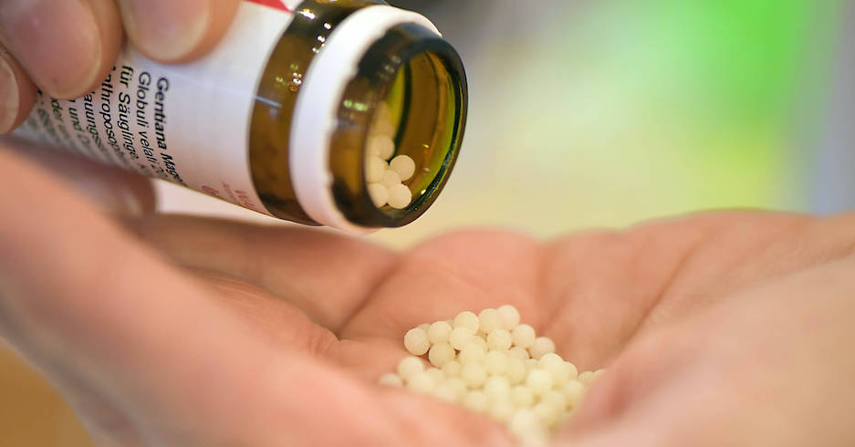 Nahaufnahme von Hand, in der sich Globuli befinden