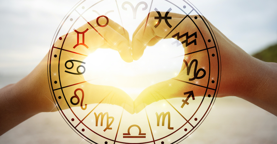 Zwei Hände bilden ein Herz durch das die Sonne scheint. Darüber eine Zeichnung des Tierkreises