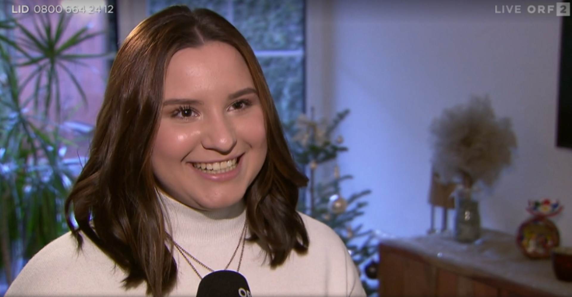 Die Gewinnerin Sarah Kaffka wird interviewt. Sie strahlt in die Kamera.