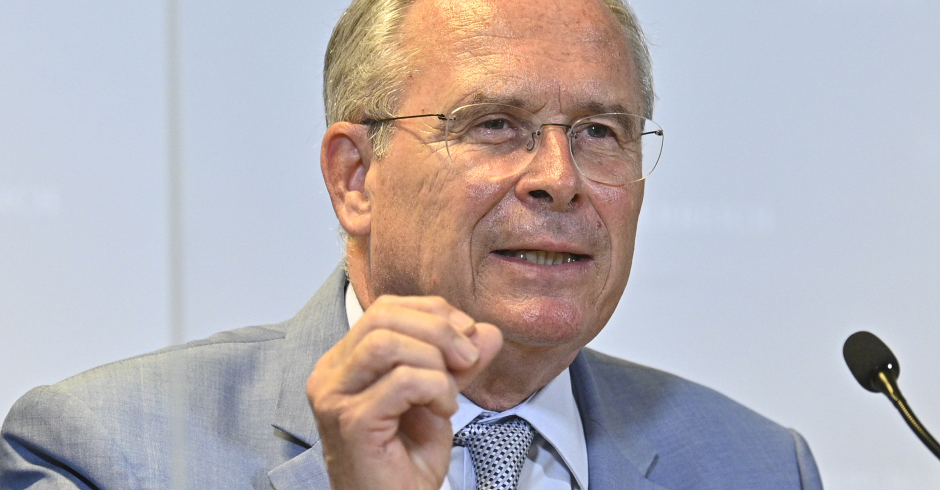 Porträt des Politikers mit erhobener Hand