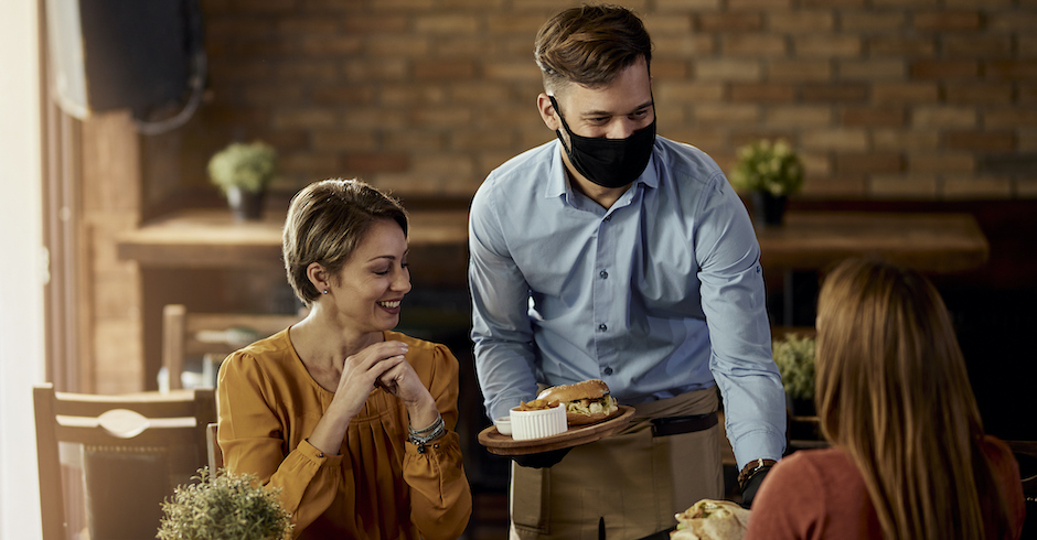 Kellner serviert das Essen | Credit: iStock.com/Drazen Zigic