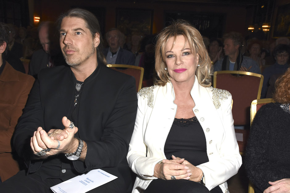 Im Publikum bei einer Verleihung sitzend