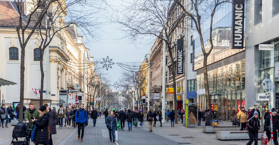 Advent auf der Mariahilfer Straße | Credit: iStock.com/alexrvan