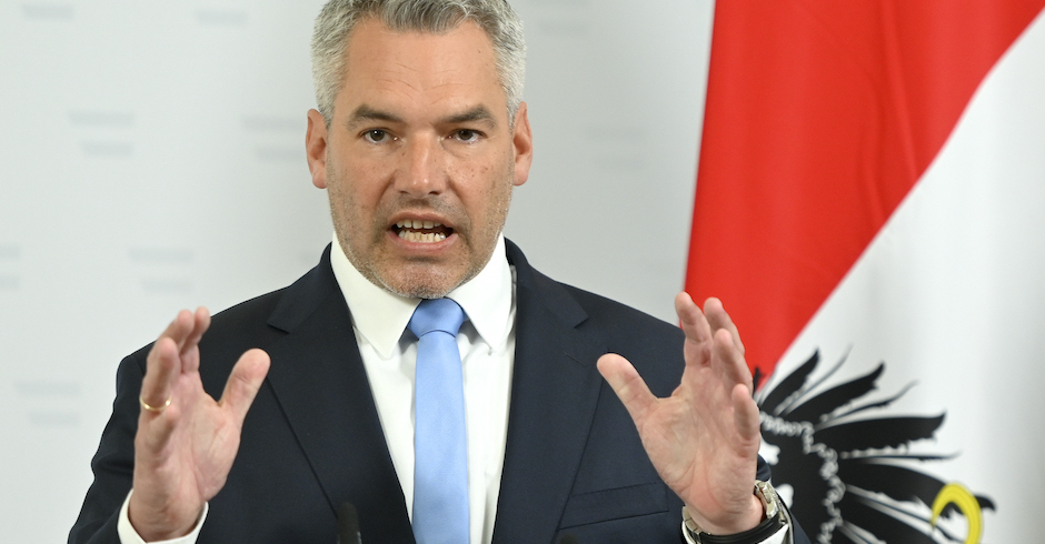 Der Politiker gestikulierend am Rednerpult