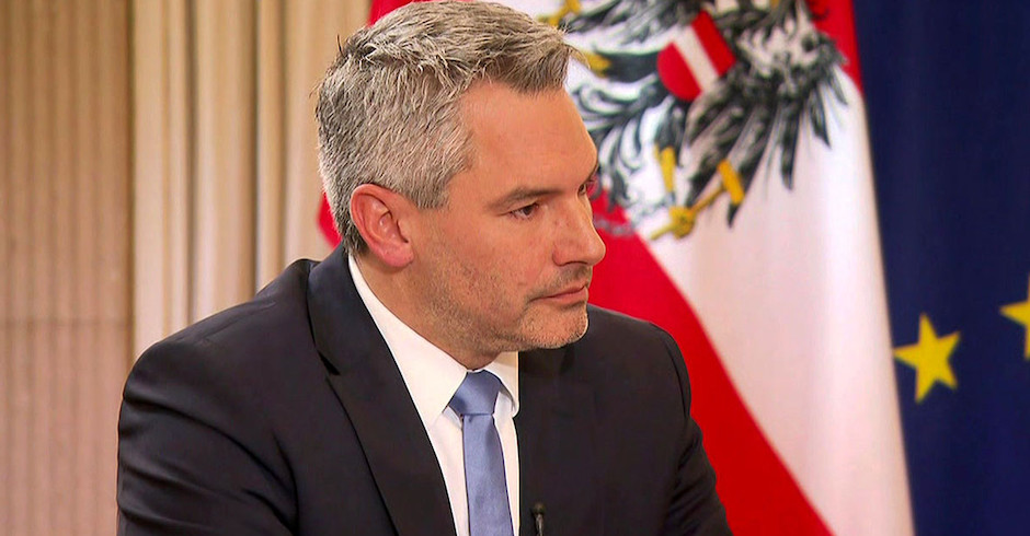 Porträt des Kanzlers vor EU und Österreich Flagge