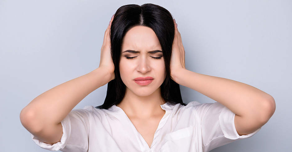 Frau hält sich Ohren zu | Credit: iStock.com/Deagreez