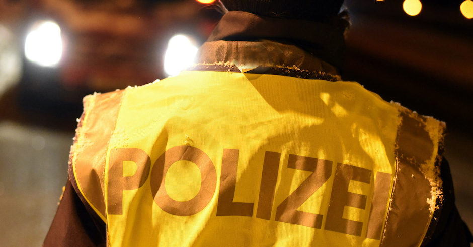 Polizist kontrolliert in der Nacht | Credit: iStock.com/Spitzt-Foto