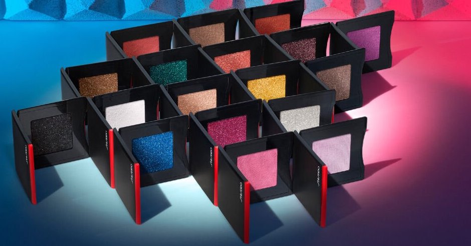 Aufgeklappte Lidschatten in vielen Farben