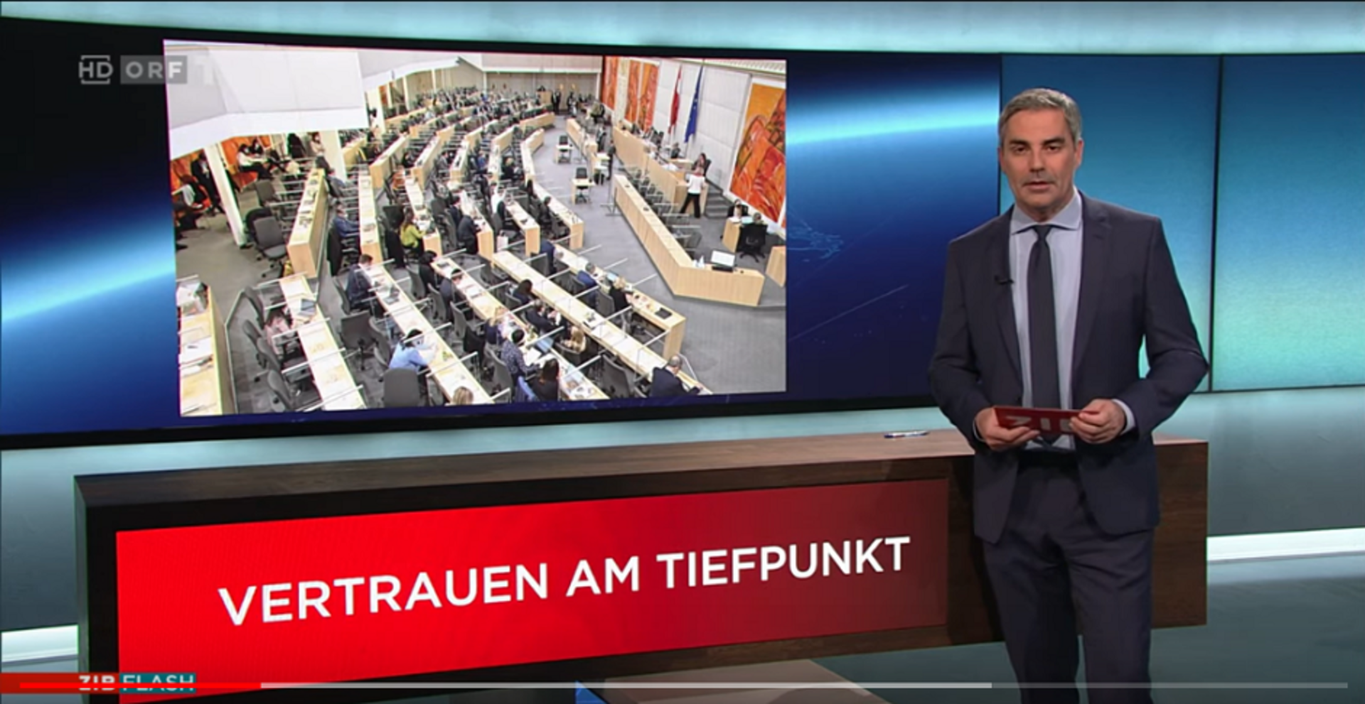 Roman Rafreider im Studio des Zib-Flash. Er moderiert die Sendung.