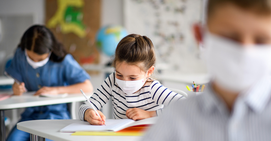 Schüler tragen Maske im Klassenzimmer | Credit: iStock.com/Halfpoint