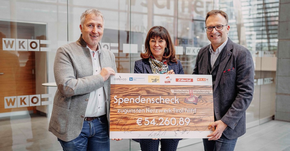 Bei der Übergabe des diesjährigen Spende für das &quot;Netzwerk Tirol hilft&quot; | Credit: café+co