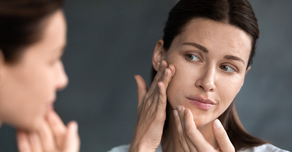 Frau mit unreiner Haut | Credit: iStock.com/fizkes