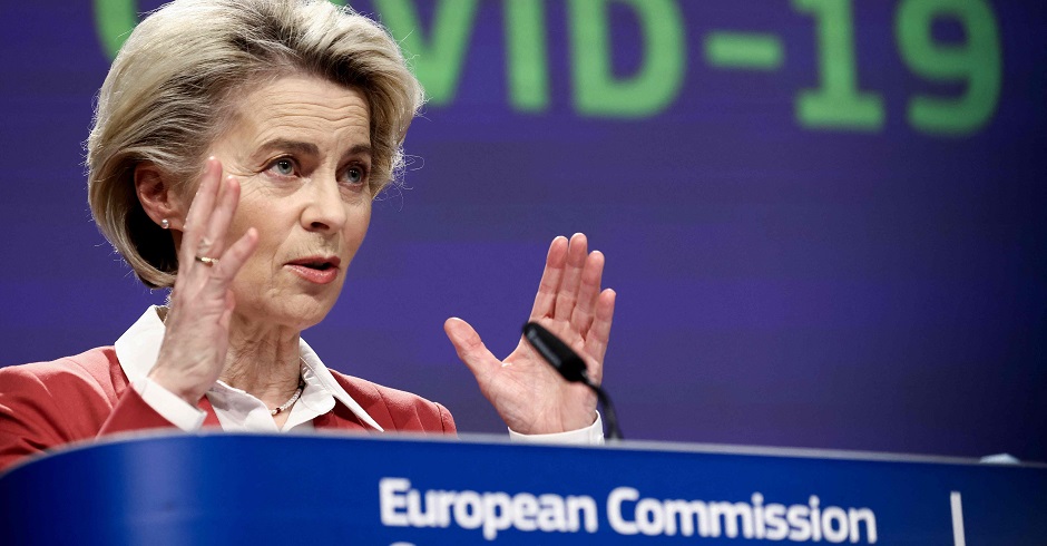 Kommissionspräsidentin Ursula von der Leyen am Rednerpult. Im Hintergrund der Schriftzug &quot;Covid-19&quot;