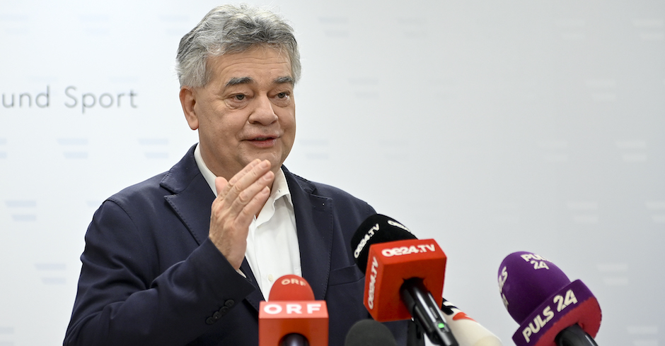 Werner Kogler auf einer Pressekonferenz vor Mikrofonen von ORF, OE24Tv und Puls 4