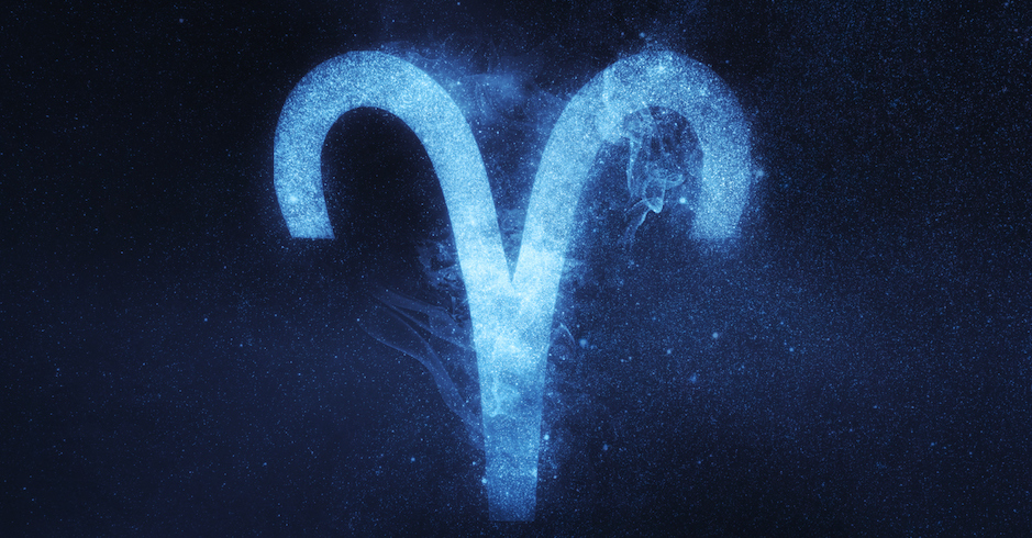 Symbol Sternzeichen Widder vor Sternenhimmel