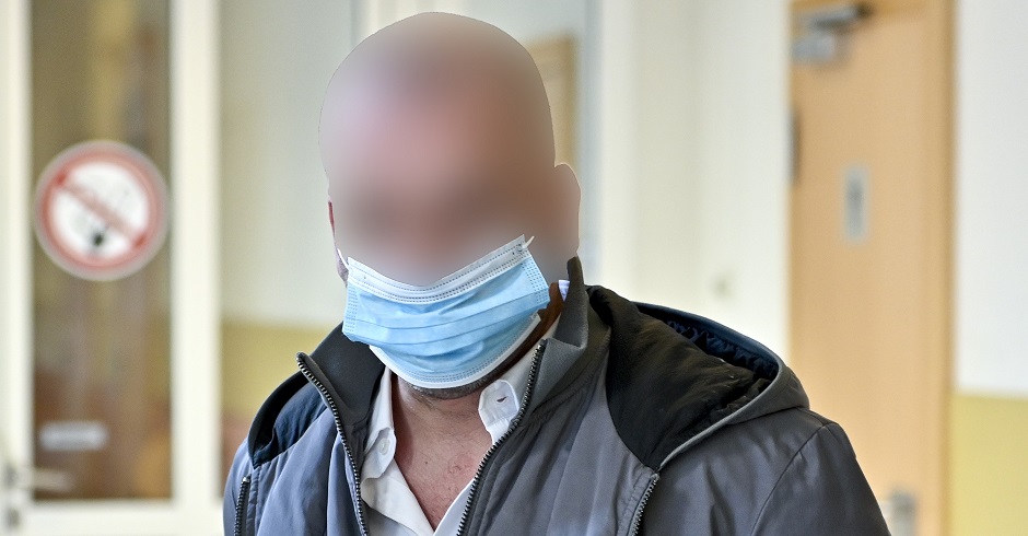 Der beschuldigte Bierwirt im Portrait. Sein Gesicht ist unkenntlich gemacht.