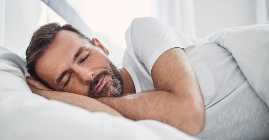 Mann schläft | Credit: iStock.com/BartekSzewczyk