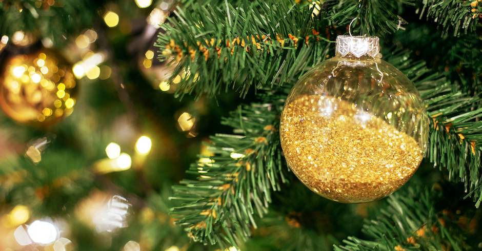 Kugeln hängen am Weihnachtsbaum | Credit: iStock.com/OkorokovaNatalya