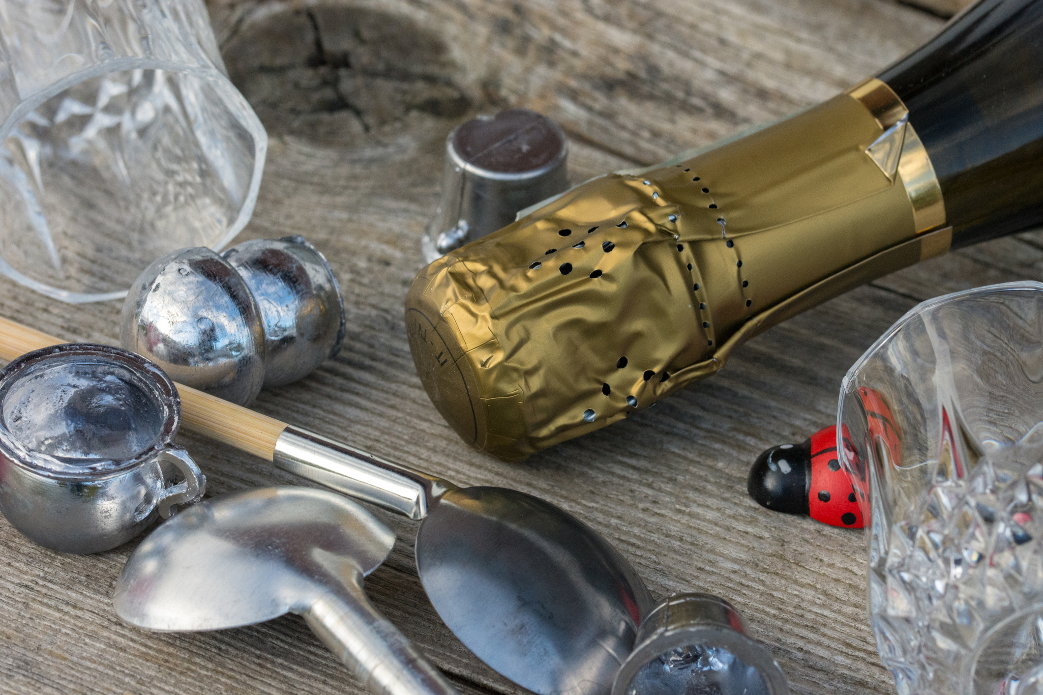 Utensilien zum Bleigießen auf einem Tisch mit einer Champagnerflasche