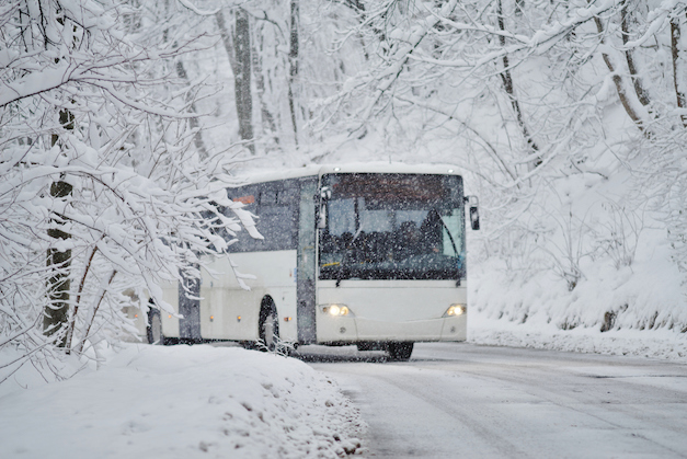 Bus fährt auf winterlicher Straße
