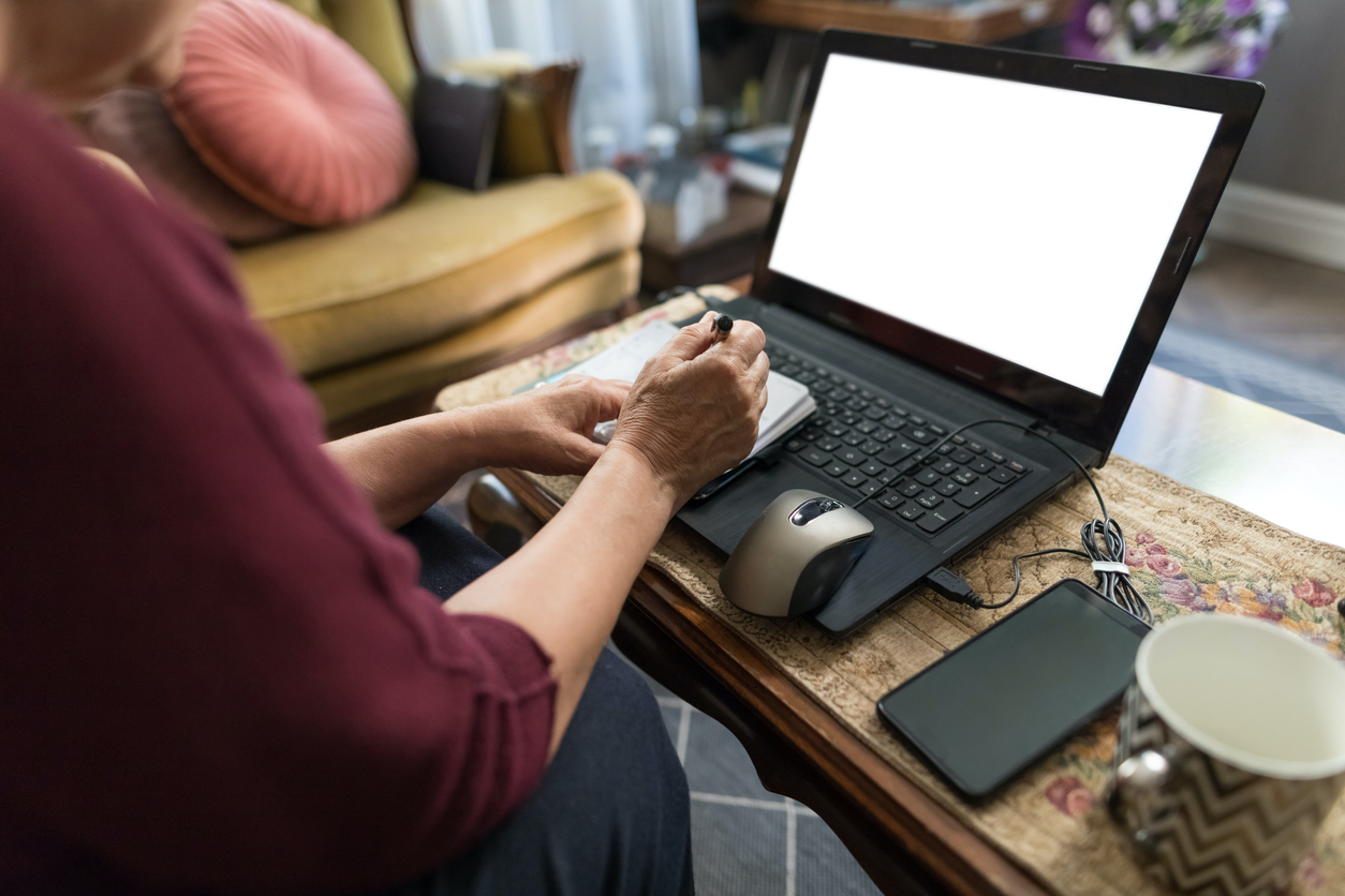 Ältere Dame vor einem PC