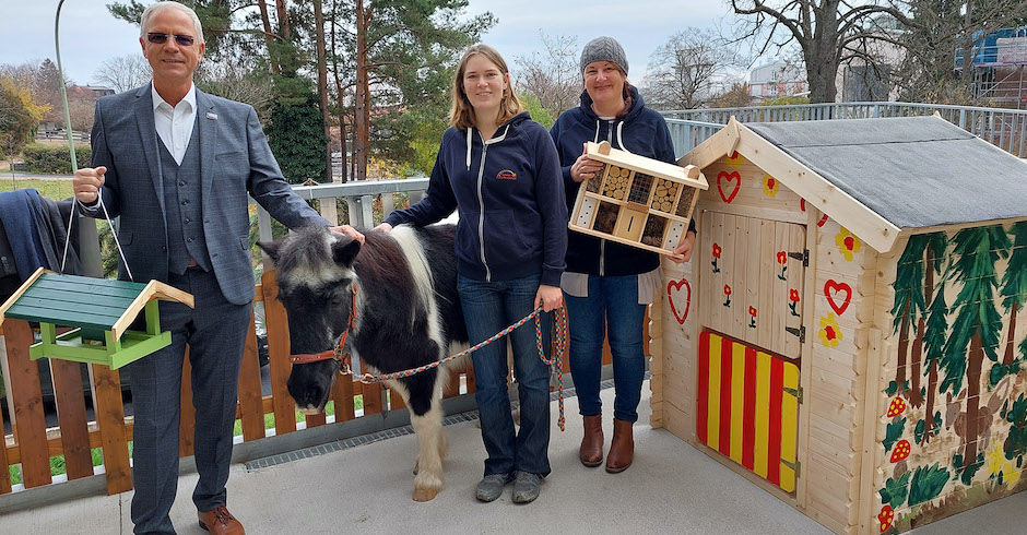 Übergabe von Kinderspielhäusern und Vogelhäuschen | Credit: Marco Mosar