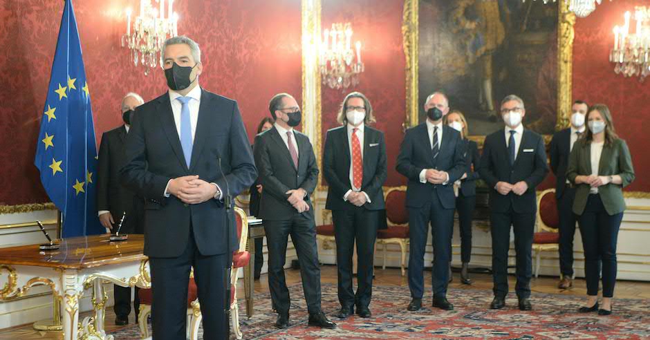 .L.n.R.) - Bundeskanzler Karl Nehammer (ÖVP), Außenminister Alexander Schallenberg (ÖVP), Bildungsminister Martin Polaschek (ÖVP), Innenminister Gerhard Karner (ÖVP), Finanzminister Magnus Brunner (ÖVP) und Staatssekretärin Claudia Plakolm (ÖVP) i