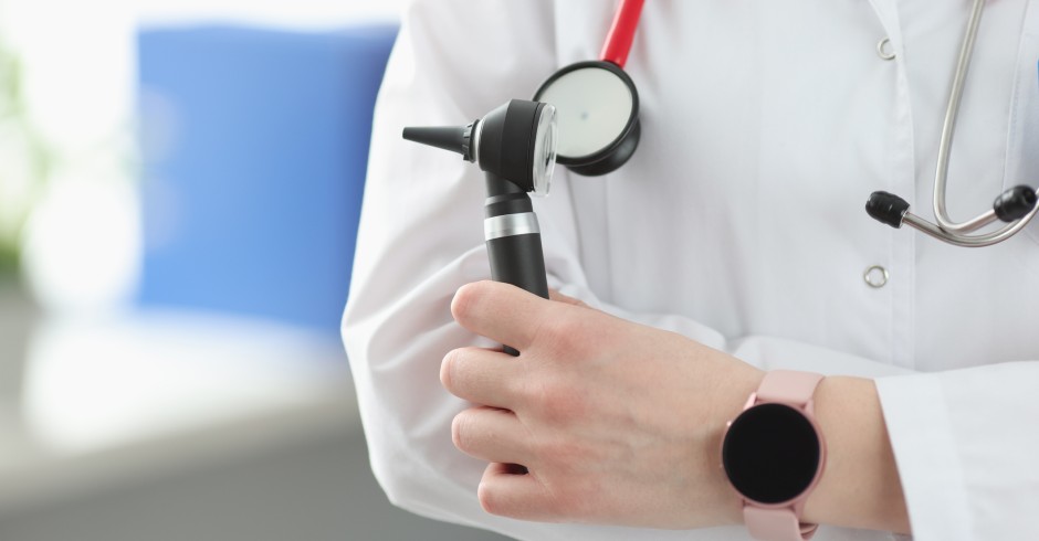 Arzt mit Stethoskop | Credit: istock.com/Ivan-balvan
