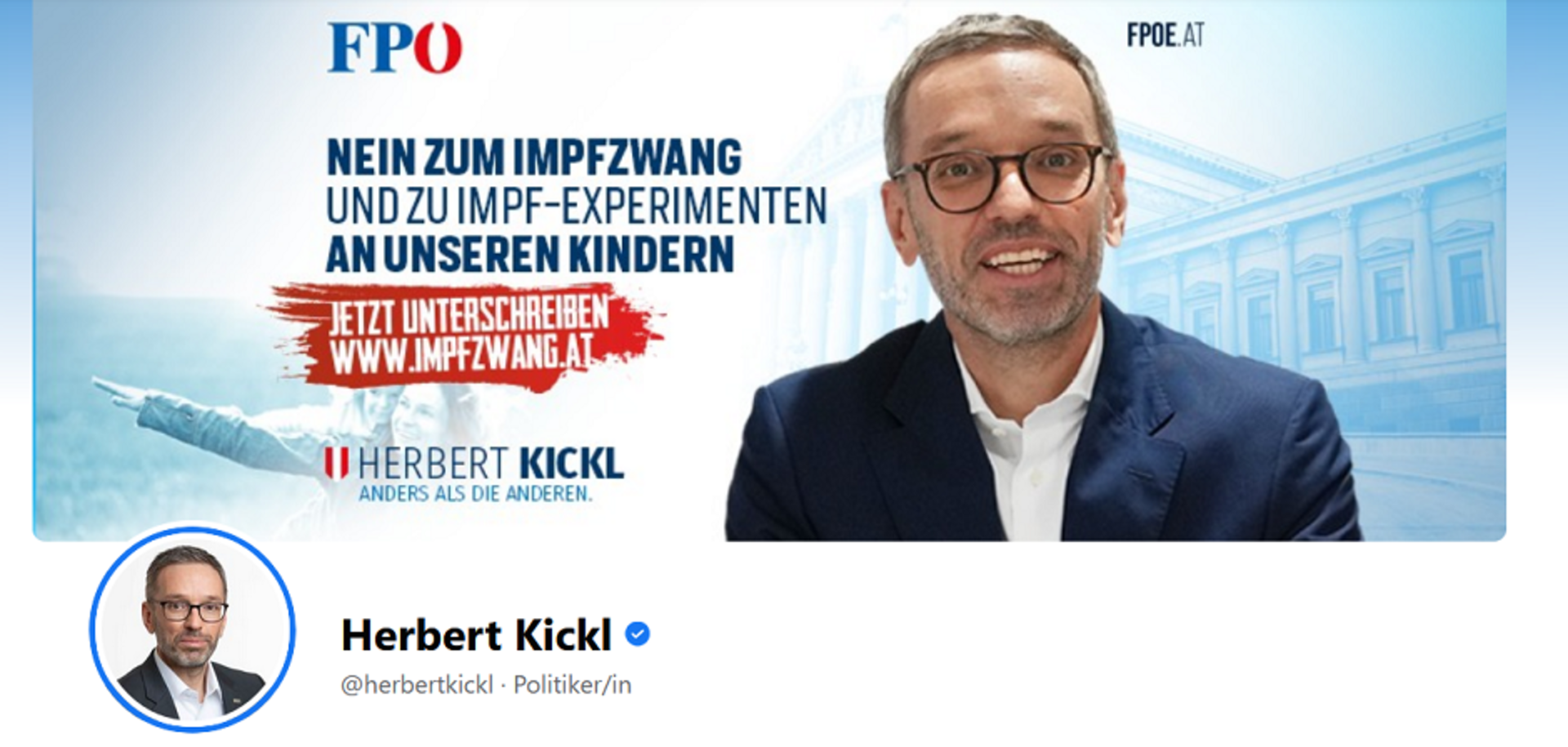 Ein Screenshot von Herbert Kickls Facebook Seite. Das Profilbild des Politiker, darüber sein neues Anzeigebild. Darauf zu sehen ein Portrait von Herbert Kickl und ein Schriftzug:&quot;Nein zum Impfzwang und zu Impf-Experimenten an unseren Kindern. Jetzt unterschreiben www.impfzwang.at. Hebert Kickl. Anders als die anderen&quot;. Im linken unteren Bildrand sind eine Frau und ein Kind in den Hintergrund montiert. Die Frau streckt die Arme aus. Die Geste sieht aus wie der Hitlergruß.