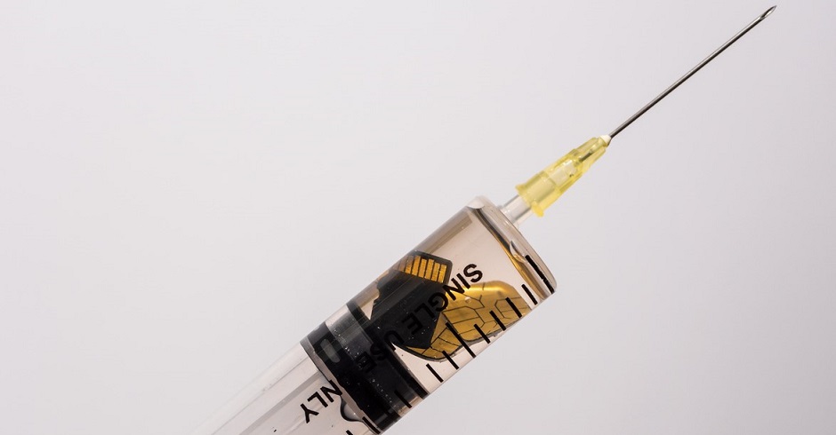 Eine Spritze mit einem Mikrochip statt Vakzin