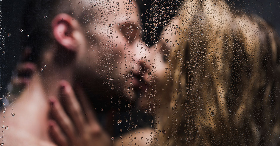 Küssendes Paar unter der Dusche | Credit: iStock.com/KatarzynaBialasiewicz