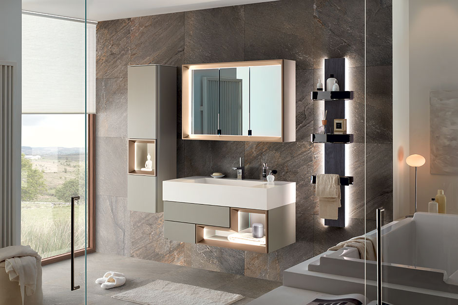 Modernes Badezimmer mit Spiegel und effektvoller Beleuchtung | Credit: XXXLutz